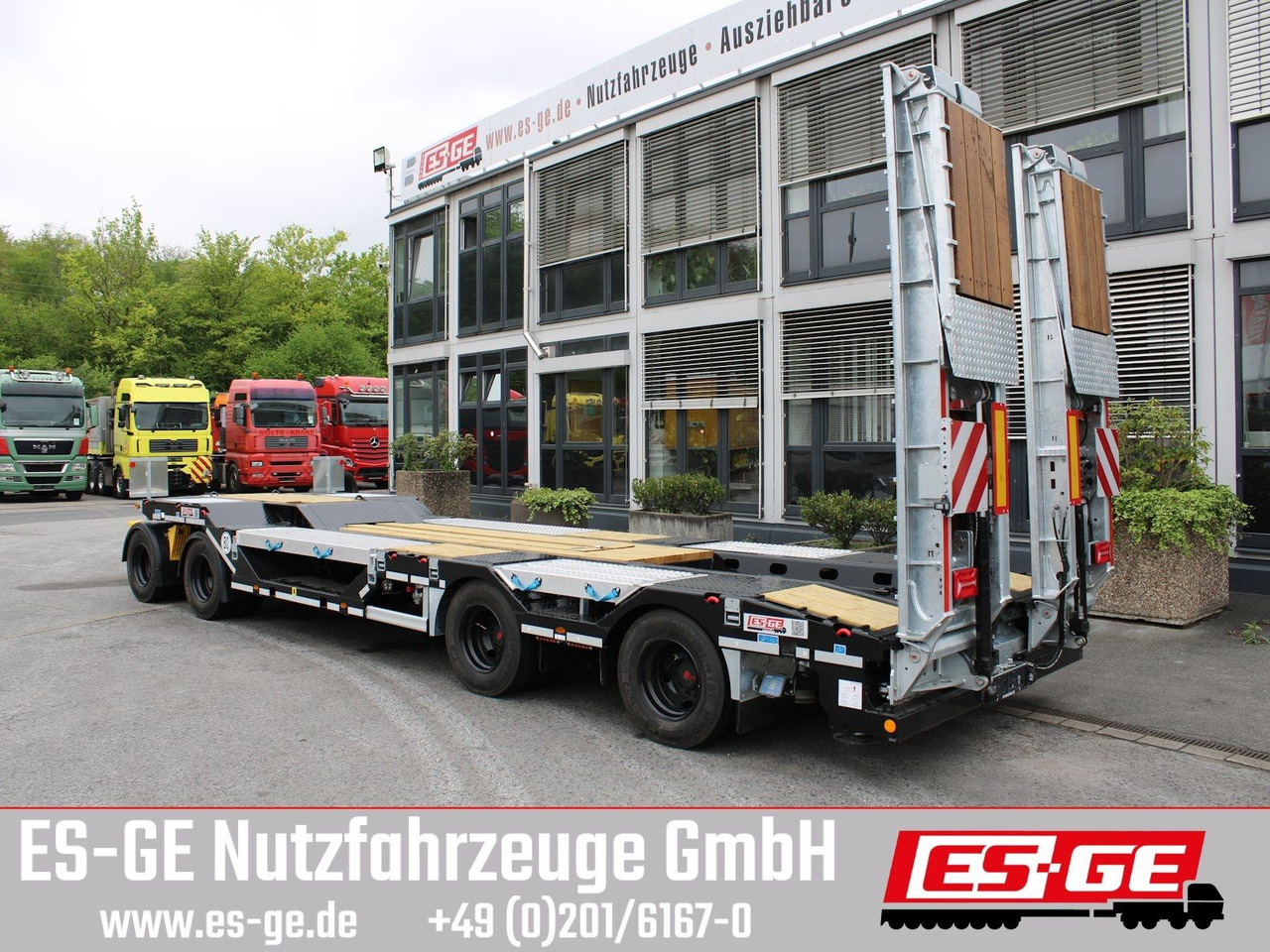 Schwarzmüller Tieflader mit gekröpftem Plateau - Remorque porte-engin surbaissée: photos 1 Schwarzmüller Tieflader mit gekröpftem Plateau - Remorque porte-engin surbaissée: photos 1