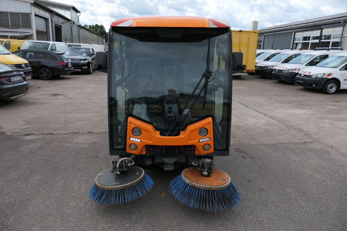 CN200 Sweeper - Balayeuse de voirie: photos 2 CN200 Sweeper - Balayeuse de voirie: photos 2