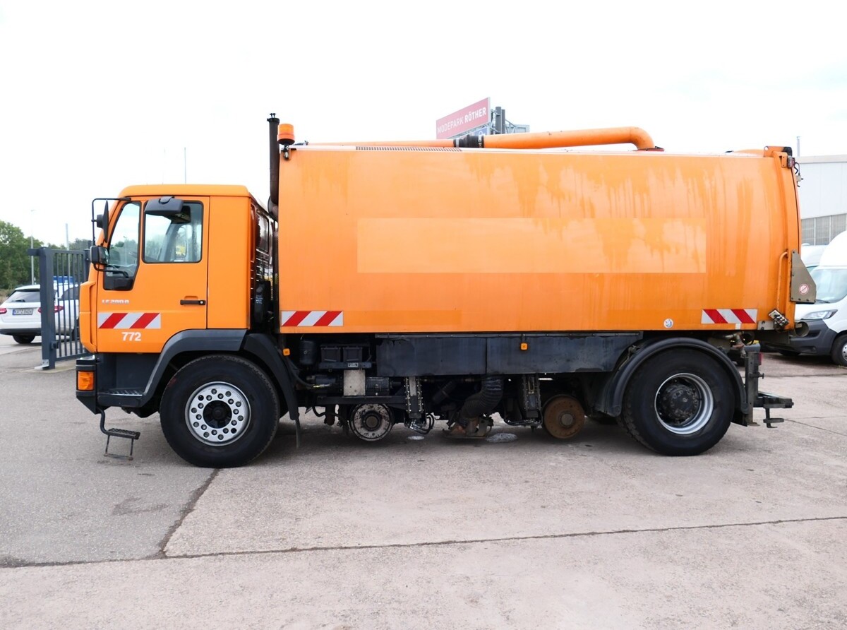 MAN 18.285 LLC LE280B ZW SCHIENENREINIGER SCHÖRLING - Camion hydrocureur: photos 1 MAN 18.285 LLC LE280B ZW SCHIENENREINIGER SCHÖRLING - Camion hydrocureur: photos 1