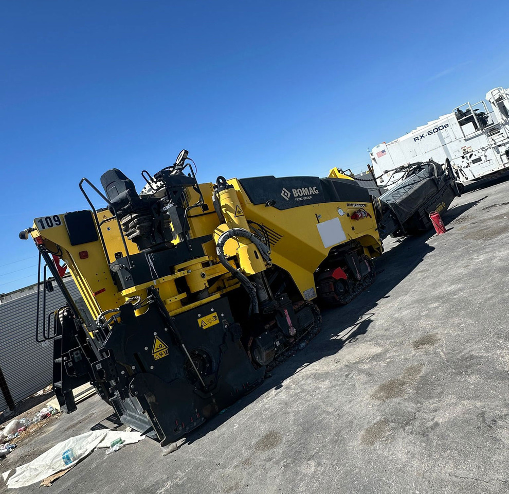 Bomag BM 1300/35 - Fraiseuse à froid: photos 1 Bomag BM 1300/35 - Fraiseuse à froid: photos 1