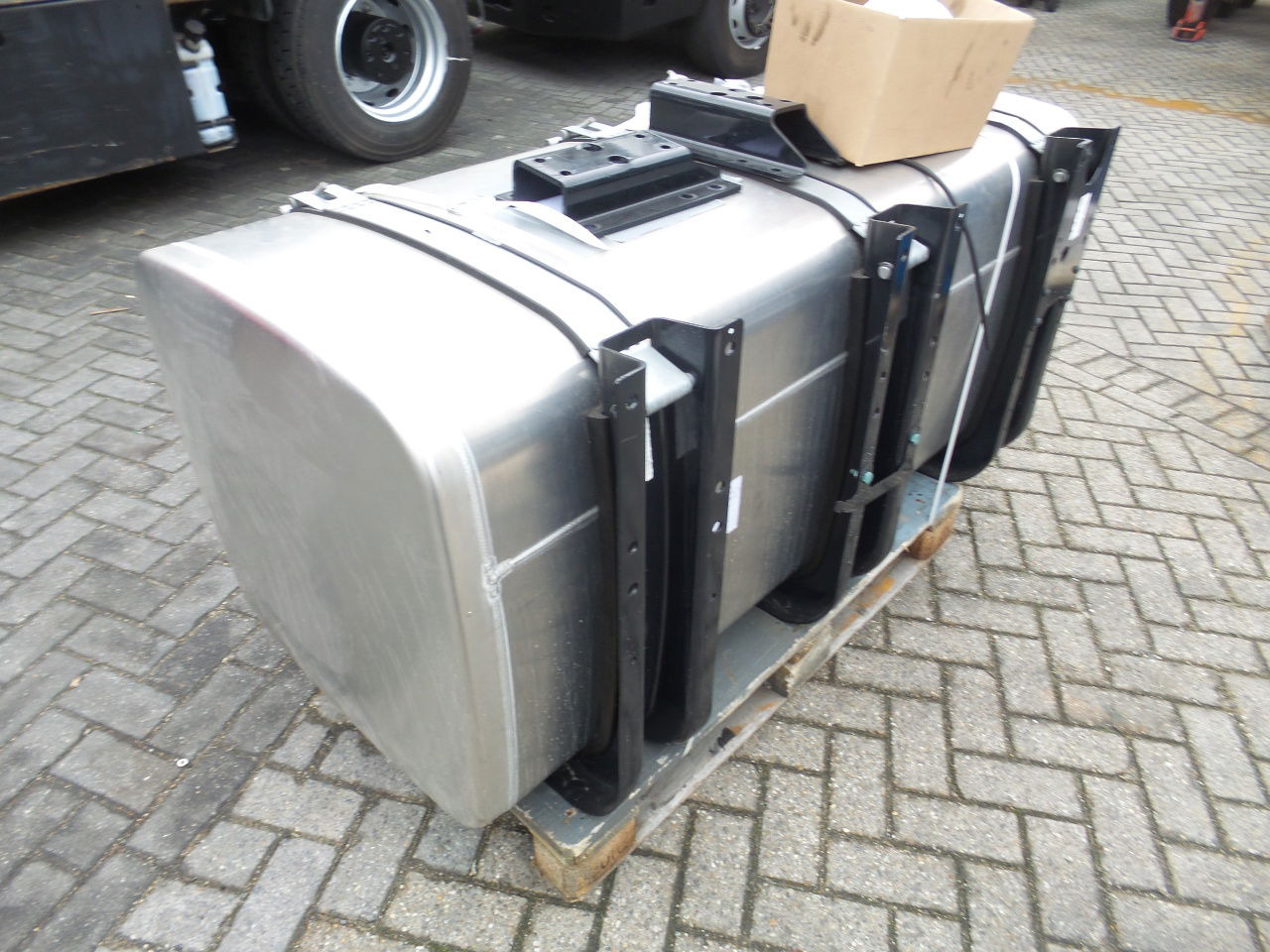 MAN 4 x Man 710 ltr tank orgineel / incl steunen / parts nr 81.12201-6949 160x70 - Réservoir de carburant: photos 3 MAN 4 x Man 710 ltr tank orgineel / incl steunen / parts nr 81.12201-6949 160x70 - Réservoir de carburant: photos 3