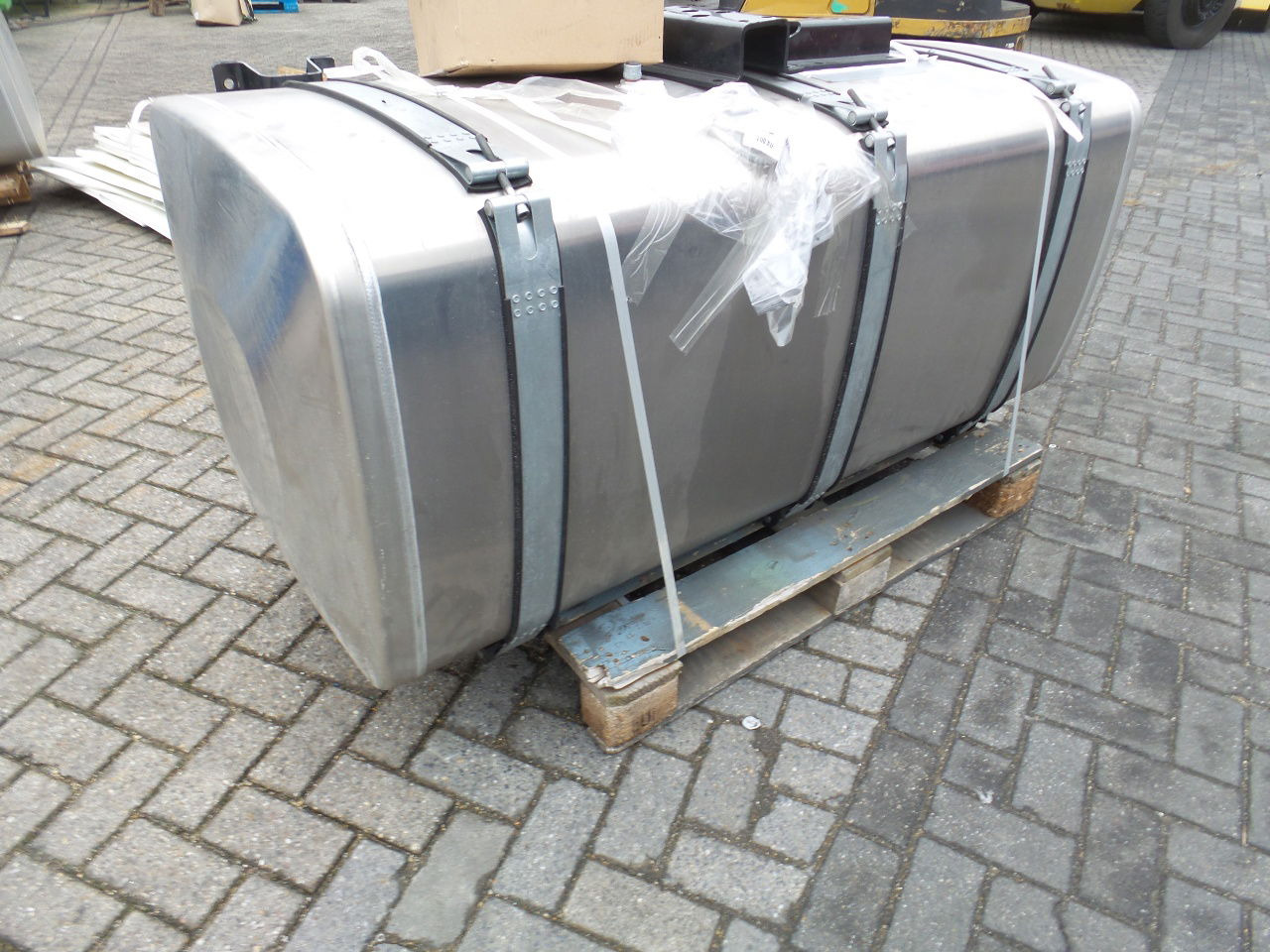 MAN 5 x Man 710 ltr tank orgineel / incl steunen / parts nr 81.12201-6949 - Réservoir de carburant pour Camion: photos 5 MAN 5 x Man 710 ltr tank orgineel / incl steunen / parts nr 81.12201-6949 - Réservoir de carburant pour Camion: photos 5