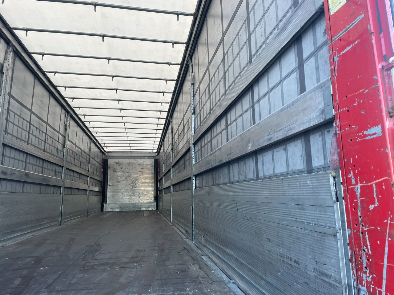 Schmitz Cargobull SCB-S3T EN 12642-XL Allu borden - disc brakes 2 x toolbox / tu - Semi-remorque rideaux coulissants: photos 5 Schmitz Cargobull SCB-S3T EN 12642-XL Allu borden - disc brakes 2 x toolbox / tu - Semi-remorque rideaux coulissants: photos 5