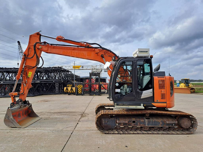 Pelle sur chenille Hitachi ZX135US-6: photos 1
