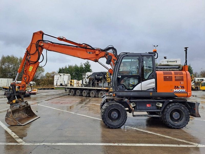 Hitachi ZX140WTB-6 (Topcon GPS + Engcon) - Pelle sur pneus: photos 1 Hitachi ZX140WTB-6 (Topcon GPS + Engcon) - Pelle sur pneus: photos 1