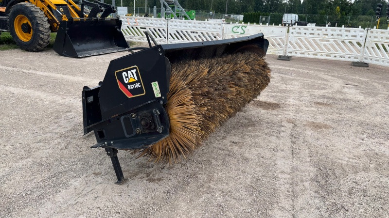 Caterpillar BA118C - Brosse pour Mini chargeuse: photos 5 Caterpillar BA118C - Brosse pour Mini chargeuse: photos 5