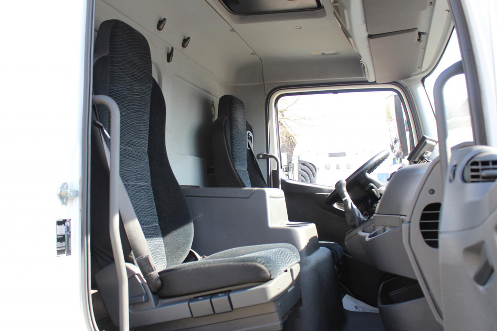Photo d'intérieur 1: Mercedes-Benz Atego 1321 E6  Koffer Klima Kamera Schalter LBW en crédit-bail Mercedes-Benz Atego 1321 E6  Koffer Klima Kamera Schalter LBW