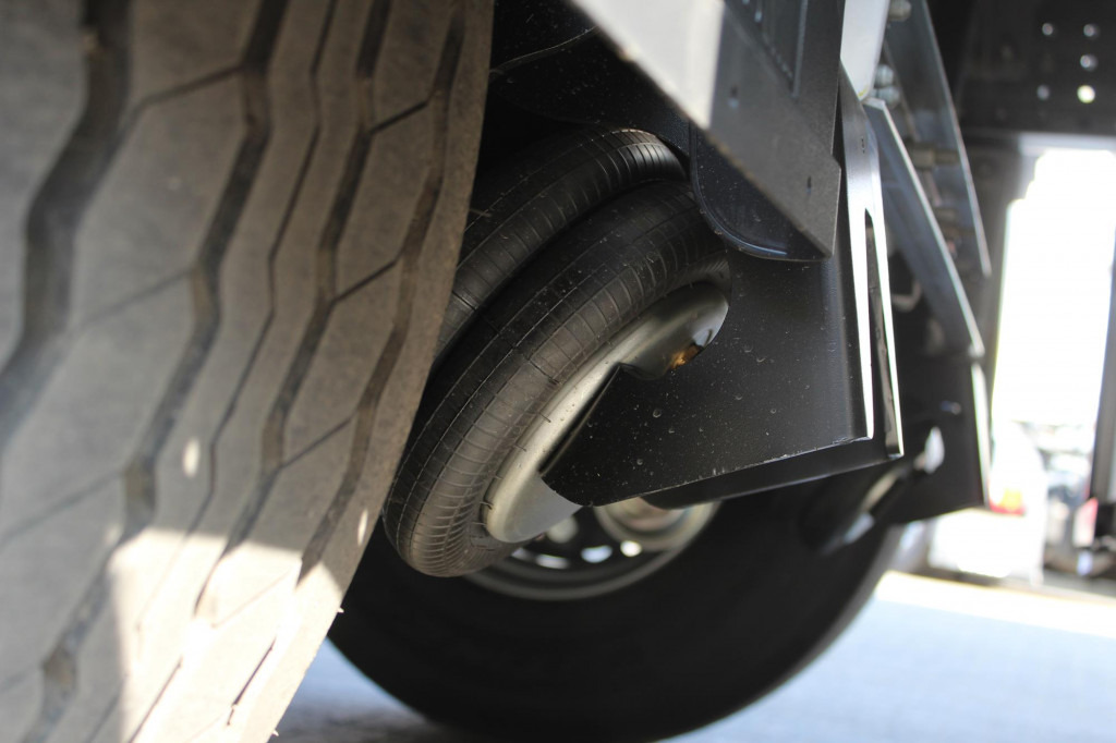 SCHMITZ Koffer 2,7h DS Ladebordwand MIETE - RENT - Semi-remorque fourgon: photos 5 SCHMITZ Koffer 2,7h DS Ladebordwand MIETE - RENT - Semi-remorque fourgon: photos 5