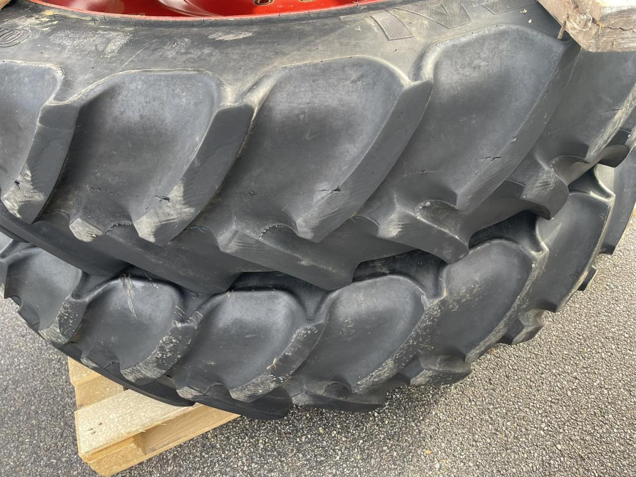 Fendt 820 724 Pflegebereifung 190cm Spur 320/90R32 340/85R48 - Accessoire: photos 4 Fendt 820 724 Pflegebereifung 190cm Spur 320/90R32 340/85R48 - Accessoire: photos 4