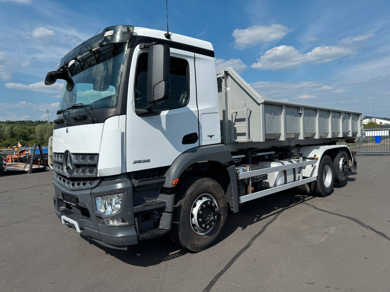 Mercedes-Benz Arocs 2535 6x2 Hiab XR 21S59 + Kranhydraulik - Camion ampliroll: photos 1 Mercedes-Benz Arocs 2535 6x2 Hiab XR 21S59 + Kranhydraulik - Camion ampliroll: photos 1