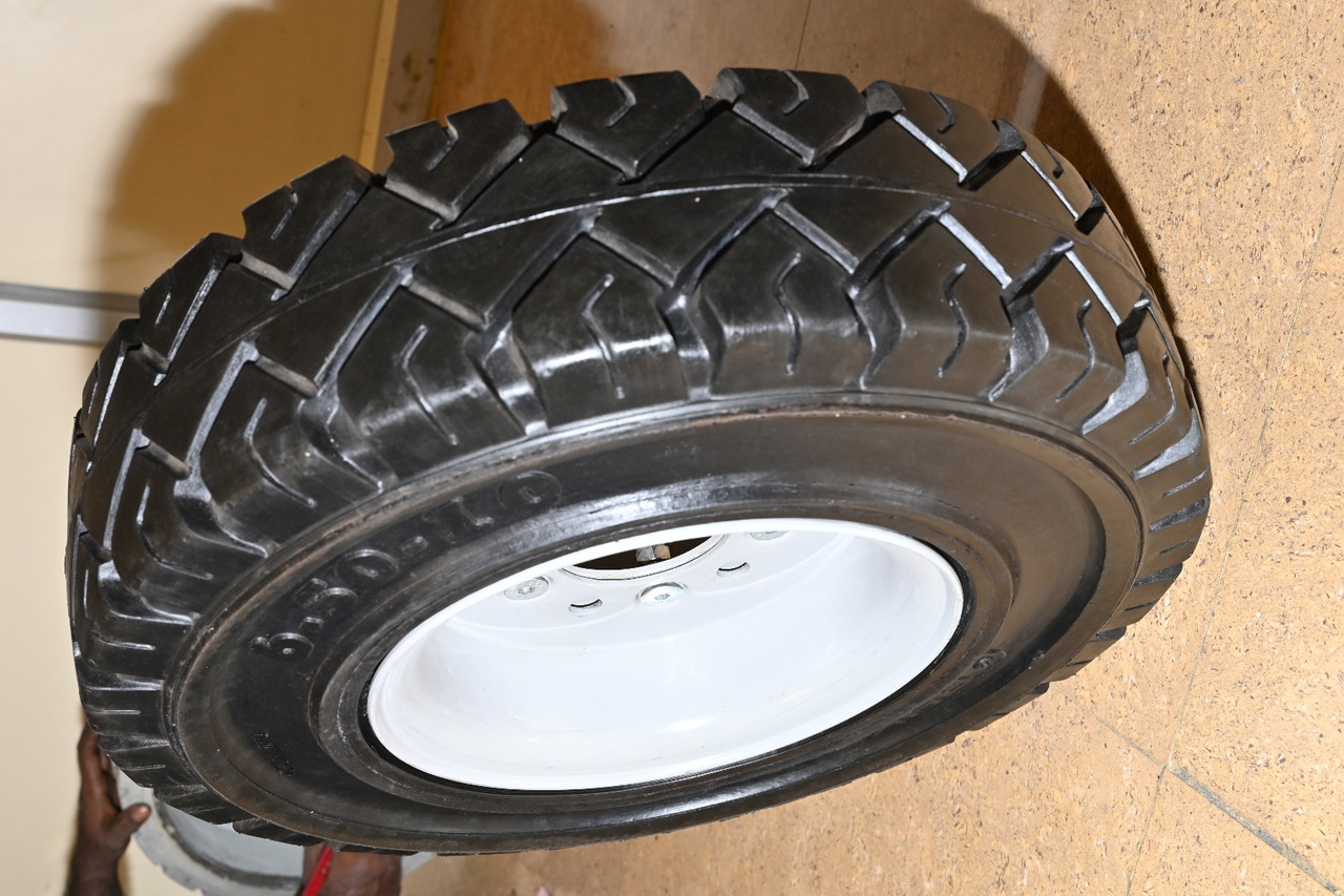 EuroSolid 7.00-12 - Roue complète pour Tracteur à bagages: photos 2 EuroSolid 7.00-12 - Roue complète pour Tracteur à bagages: photos 2