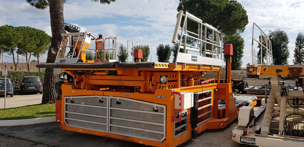 Main Deck Loader Aviogei 20 tons 2PU2000 - Chargeur de fret: photos 1 Main Deck Loader Aviogei 20 tons 2PU2000 - Chargeur de fret: photos 1