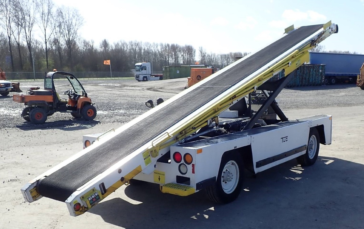 STEWART STEVENSON TUG Beltloader TUG 660-144 - Tapis à bagages: photos 4 STEWART STEVENSON TUG Beltloader TUG 660-144 - Tapis à bagages: photos 4