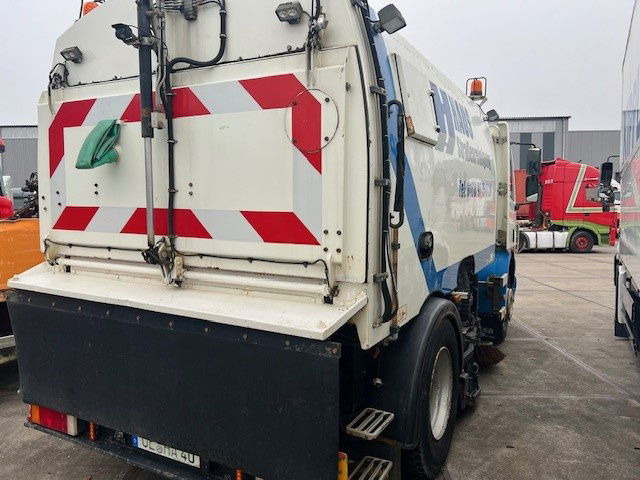 DAF 65 FA65.180 CF  - Balayeuse de voirie: photos 2 DAF 65 FA65.180 CF  - Balayeuse de voirie: photos 2