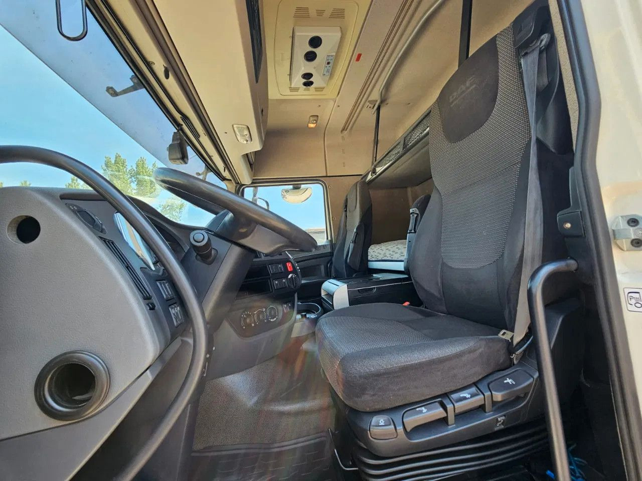 DAF XF 460 Space Cab Standklima 2 units - Tracteur routier: photos 5 DAF XF 460 Space Cab Standklima 2 units - Tracteur routier: photos 5