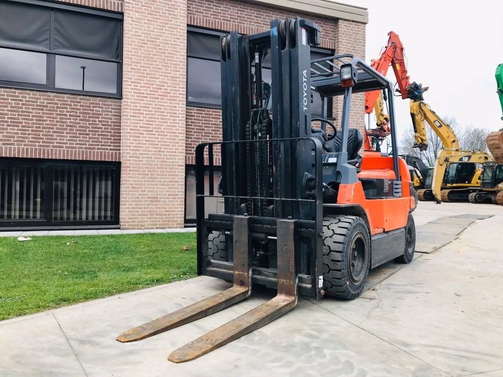 Toyota 7 FB MF 50 - Chariot élévateur électrique: photos 1 Toyota 7 FB MF 50 - Chariot élévateur électrique: photos 1