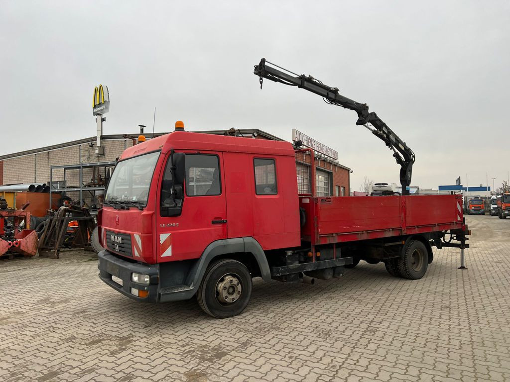 MAN LE 12.225 LC Pritsche Heckkran 6 Zylinder Doka Topzust - Camion plateau, Camion grue: photos 1 MAN LE 12.225 LC Pritsche Heckkran 6 Zylinder Doka Topzust - Camion plateau, Camion grue: photos 1