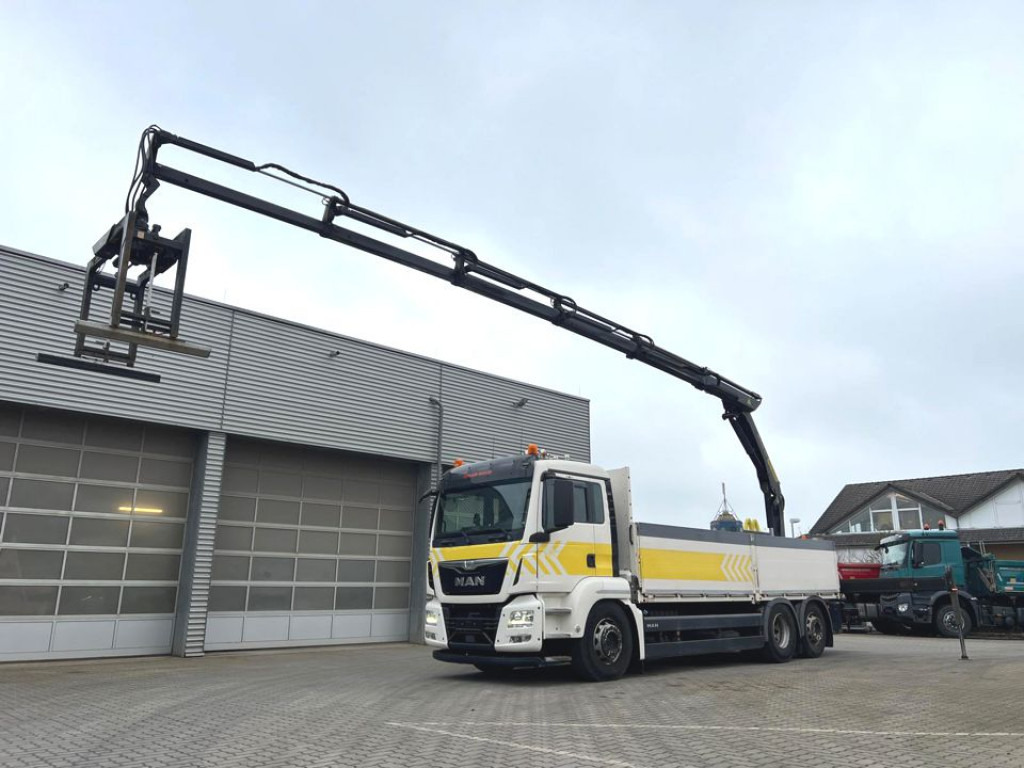 MAN TG-S Pritsche Heckkran 26.400 6x2-2 BL 5xhydr, faltbar, Palfinger PK 19001 D / Funk - Camion plateau, Camion grue: photos 1 MAN TG-S Pritsche Heckkran 26.400 6x2-2 BL 5xhydr, faltbar, Palfinger PK 19001 D / Funk - Camion plateau, Camion grue: photos 1