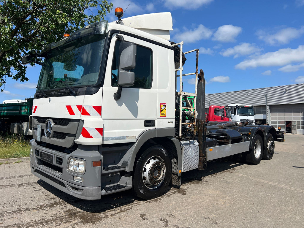 MERCEDES-BENZ Actros 2541 L6x2 Abrollkipper mit Kran Funk+Greiferst - Camion ampliroll, Camion grue: photos 1 MERCEDES-BENZ Actros 2541 L6x2 Abrollkipper mit Kran Funk+Greiferst - Camion ampliroll, Camion grue: photos 1