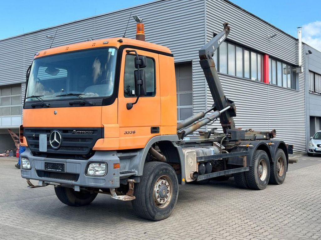 Mercedes-Benz Actros 3336 AK 6x6 Abrollkipper org. nur 84TKM - Camion ampliroll: photos 1 Mercedes-Benz Actros 3336 AK 6x6 Abrollkipper org. nur 84TKM - Camion ampliroll: photos 1