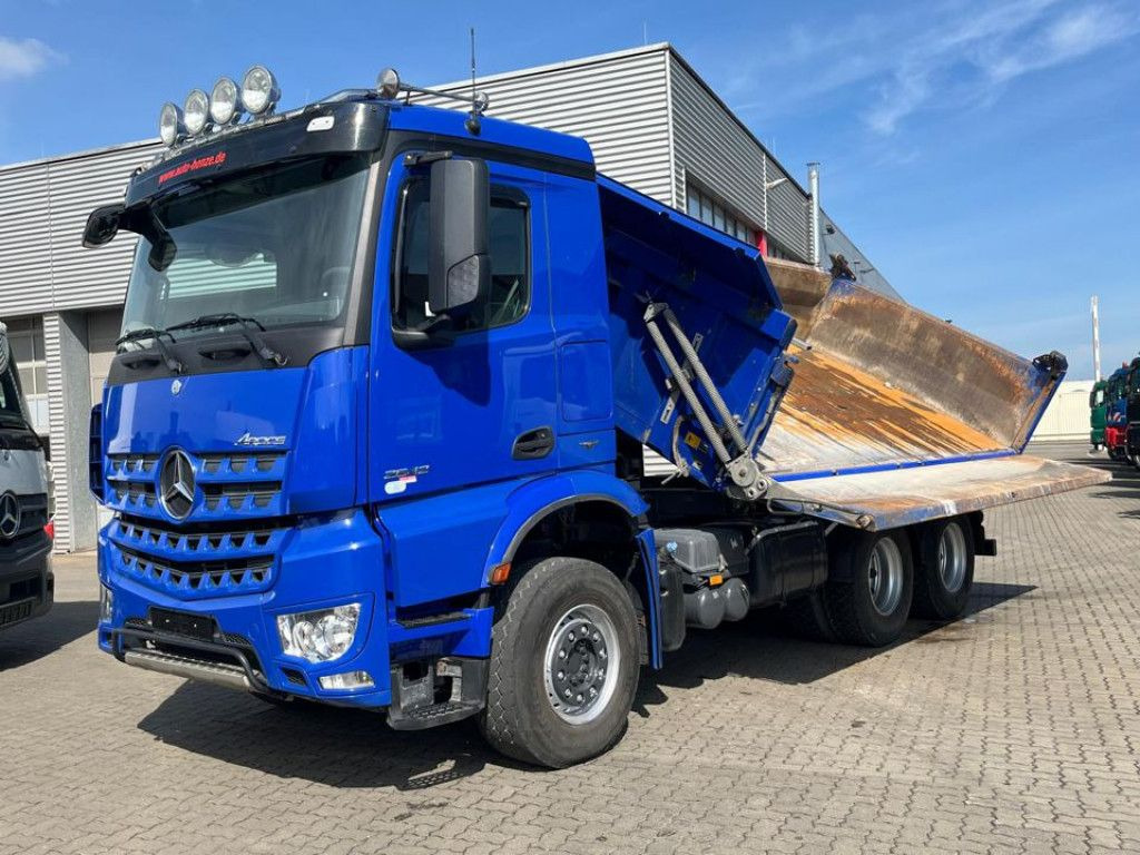 Mercedes-Benz Arocs 2642 6x4 3-Achs Kipper Bordmatik nur 163TK - Camion benne: photos 1 Mercedes-Benz Arocs 2642 6x4 3-Achs Kipper Bordmatik nur 163TK - Camion benne: photos 1