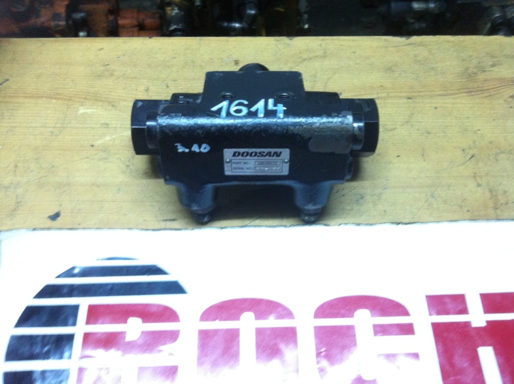 DOOSAN 420-00172 6G-055 - Valve hydraulique pour Chargeuse sur pneus: photos 1 DOOSAN 420-00172 6G-055 - Valve hydraulique pour Chargeuse sur pneus: photos 1