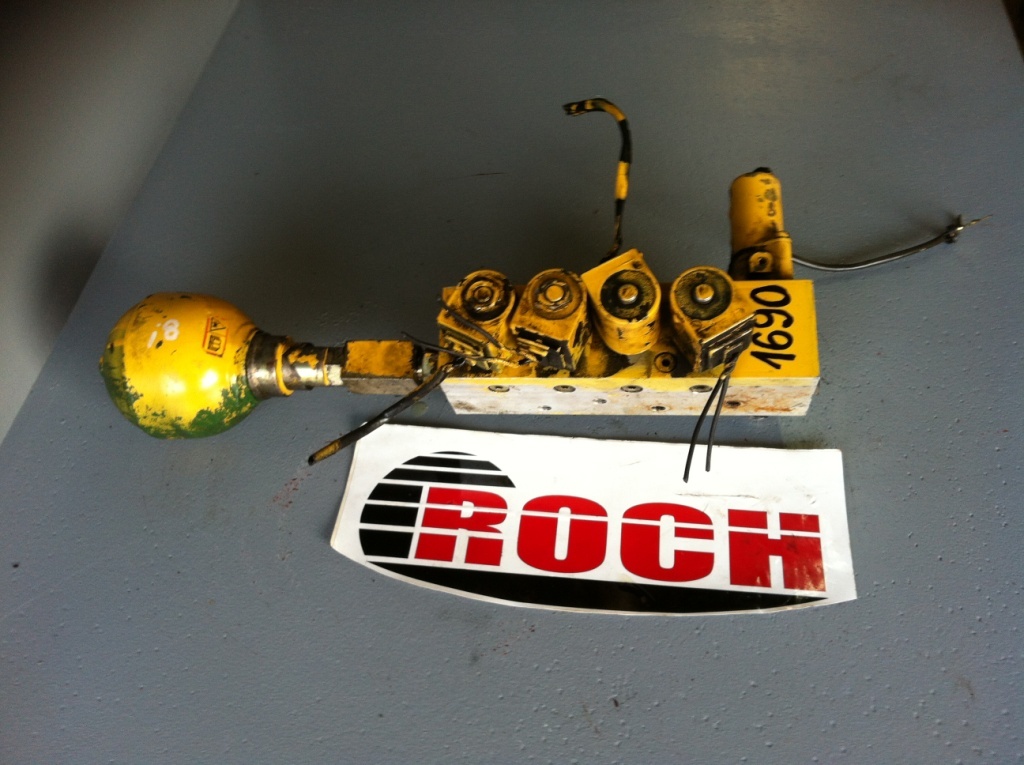 KOMATSU BLOK STEROWNICZY + HYDROAKUMULATOR 95671621 7-1 05 + CEWKI 31635 28VDC - Valve hydraulique pour Pelle sur pneus: photos 1 KOMATSU BLOK STEROWNICZY + HYDROAKUMULATOR 95671621 7-1 05 + CEWKI 31635 28VDC - Valve hydraulique pour Pelle sur pneus: photos 1