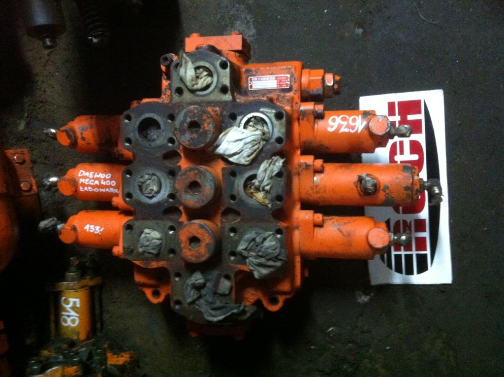 SHIBAURA MRT40D1 F1D1-S3 - 3 SEKCYJNY - Valve hydraulique pour Chargeuse sur pneus: photos 1 SHIBAURA MRT40D1 F1D1-S3 - 3 SEKCYJNY - Valve hydraulique pour Chargeuse sur pneus: photos 1