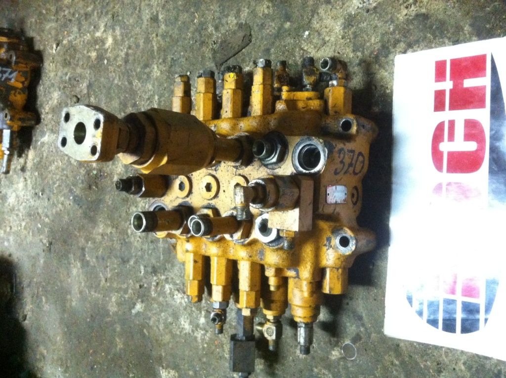 SHIBAURA U22Z7B25T6D-62 - 4 SEKCYJNY - Valve hydraulique pour Engins de chantier: photos 1 SHIBAURA U22Z7B25T6D-62 - 4 SEKCYJNY - Valve hydraulique pour Engins de chantier: photos 1