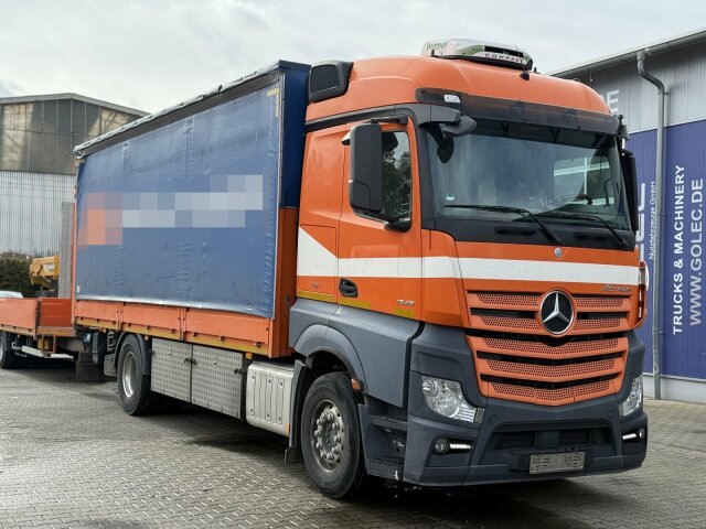 Mercedes-Benz Actros 4x2 Pritsche Plane Laderampe + Anhänger - Camion à rideaux coulissants: photos 1 Mercedes-Benz Actros 4x2 Pritsche Plane Laderampe + Anhänger - Camion à rideaux coulissants: photos 1