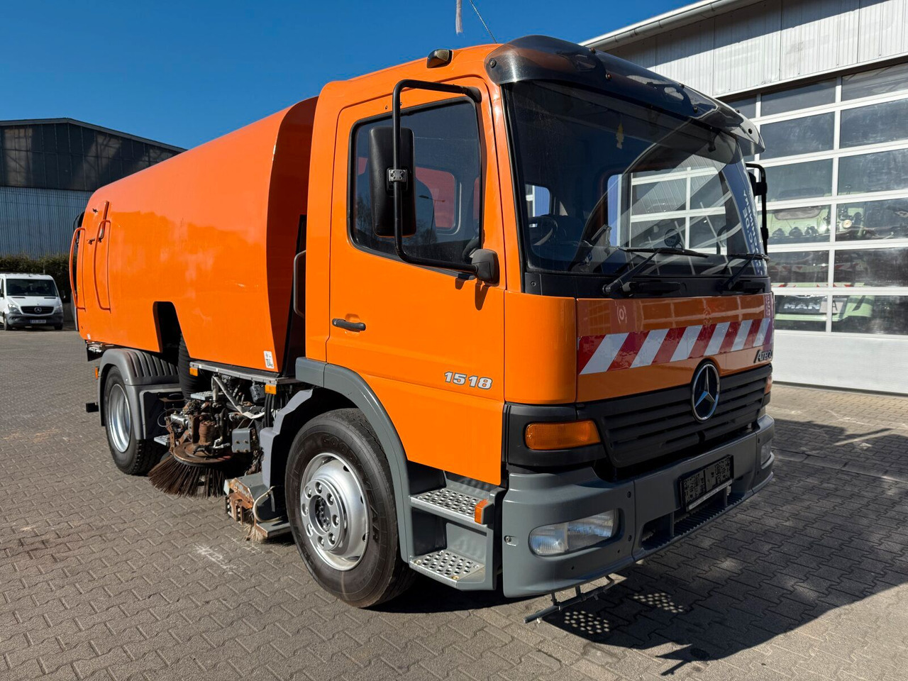 Mercedes-Benz Atego 1518 4x2 Kehrmaschine Bucher 500 - Balayeuse de voirie: photos 1 Mercedes-Benz Atego 1518 4x2 Kehrmaschine Bucher 500 - Balayeuse de voirie: photos 1