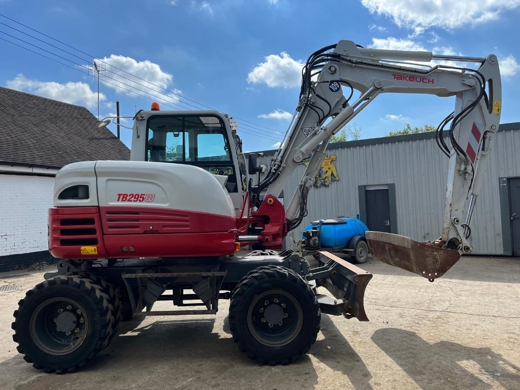 Takeuchi TB295W - Pelle sur pneus: photos 1 Takeuchi TB295W - Pelle sur pneus: photos 1