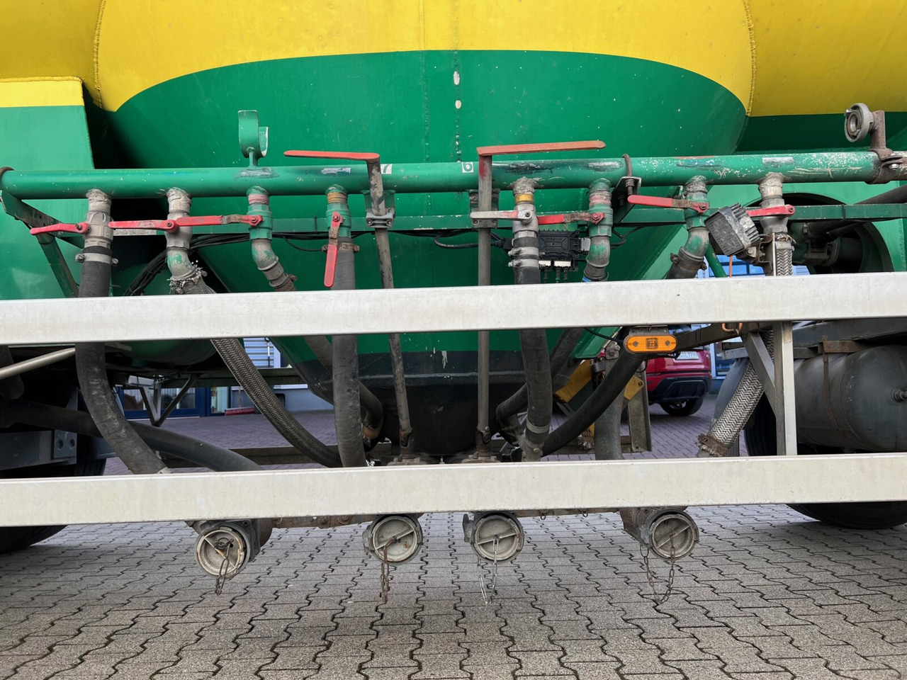 Feldbinder EUT 31.2 Silo-Anhänger EUT 31.2 Silo-Anhänger, ca. 31m³, 4x Domdeckel - Remorque citerne: photos 2 Feldbinder EUT 31.2 Silo-Anhänger EUT 31.2 Silo-Anhänger, ca. 31m³, 4x Domdeckel - Remorque citerne: photos 2