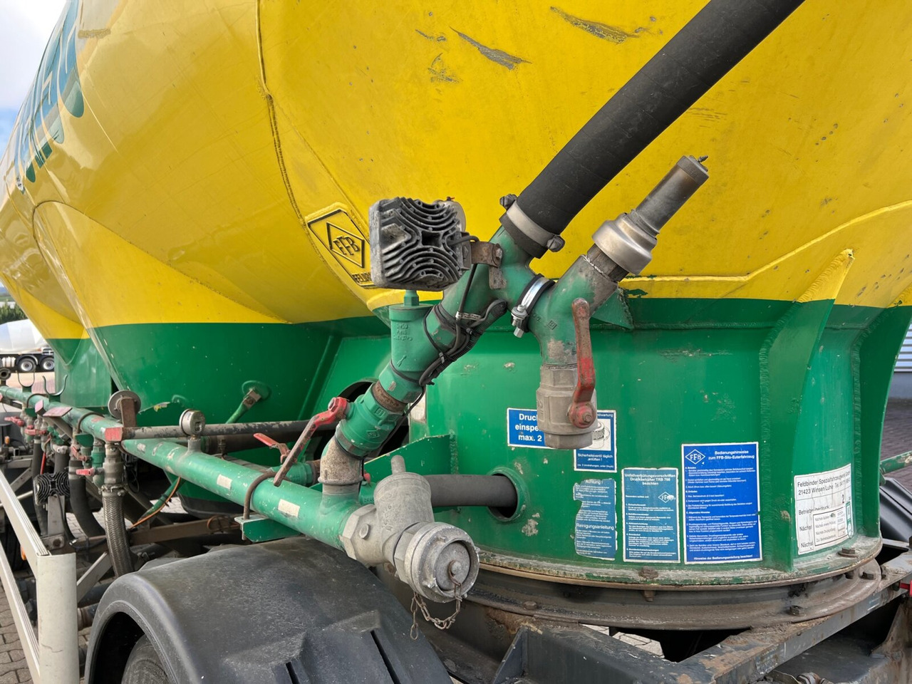 Feldbinder EUT 31.2 Silo-Anhänger EUT 31.2 Silo-Anhänger, ca. 31m³, 4x Domdeckel - Remorque citerne: photos 3 Feldbinder EUT 31.2 Silo-Anhänger EUT 31.2 Silo-Anhänger, ca. 31m³, 4x Domdeckel - Remorque citerne: photos 3