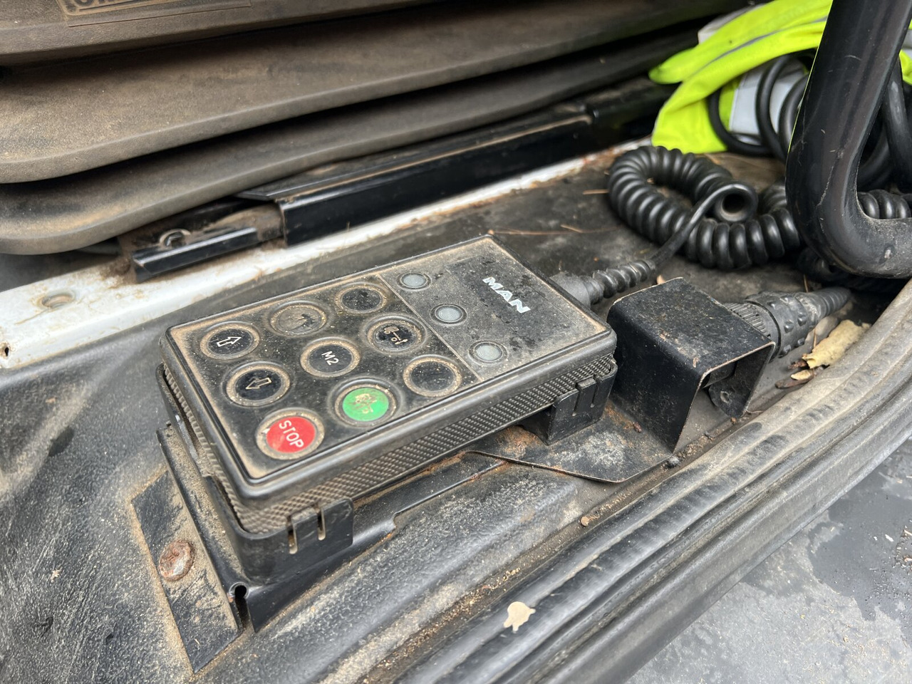 MAN LE 14.280 4x2 L LE 14.280 4x2 L, Maschinentransporter, 2x AHK - Camion plateau: photos 3 MAN LE 14.280 4x2 L LE 14.280 4x2 L, Maschinentransporter, 2x AHK - Camion plateau: photos 3