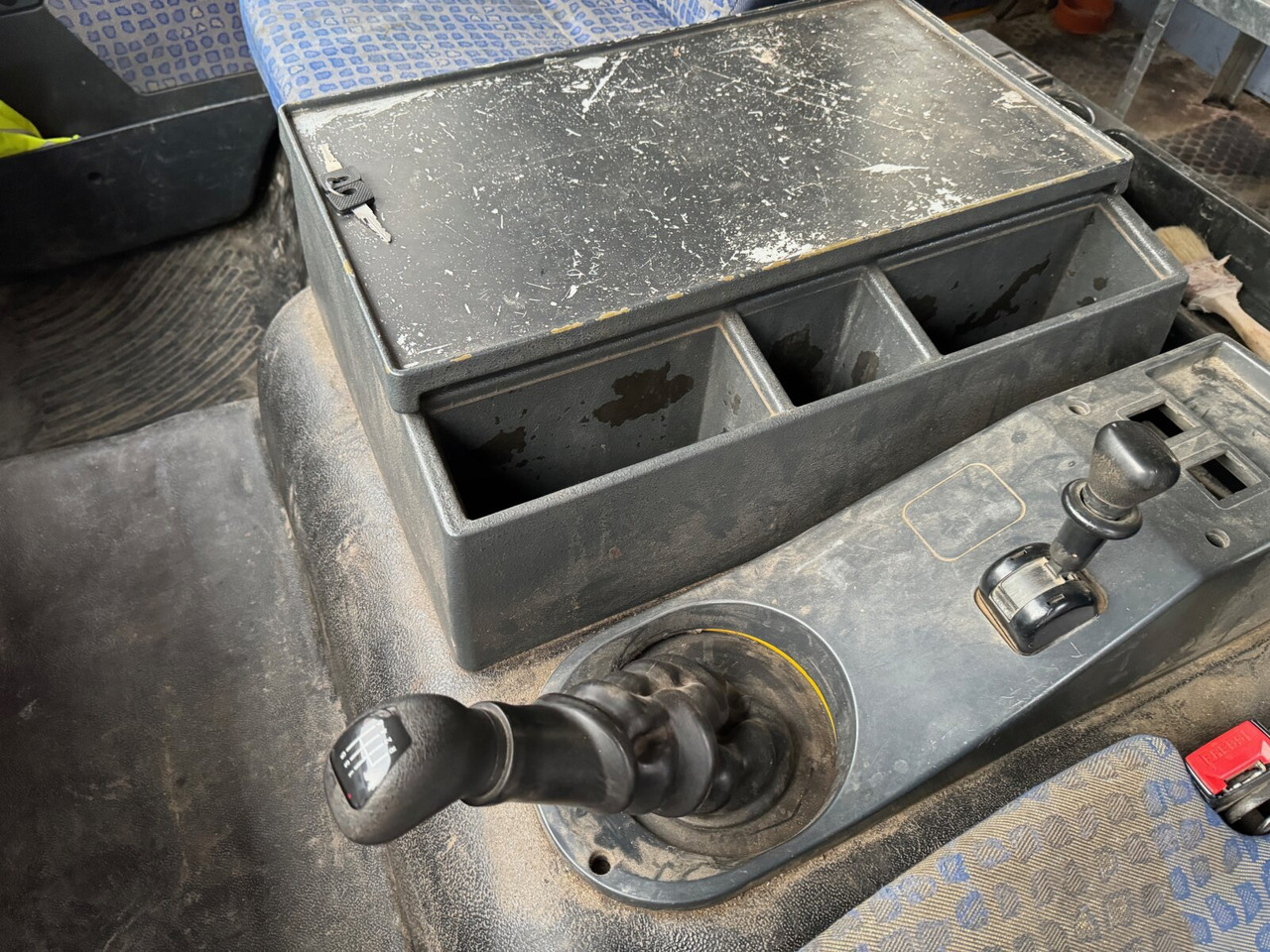 MAN LE 8.180 4X2 BB Doka LE 8.180 4X2 BB Doka, 2x AHK - Camion benne: photos 3 MAN LE 8.180 4X2 BB Doka LE 8.180 4X2 BB Doka, 2x AHK - Camion benne: photos 3