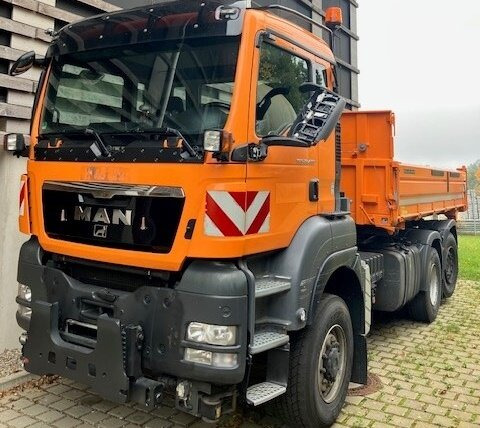 MAN TGS 28.400 6x4-4 BL TGS 28.400 6x4-4 BL, EEV, Lenk-/Liftachse, Wechselsystem - Camion benne: photos 1 MAN TGS 28.400 6x4-4 BL TGS 28.400 6x4-4 BL, EEV, Lenk-/Liftachse, Wechselsystem - Camion benne: photos 1