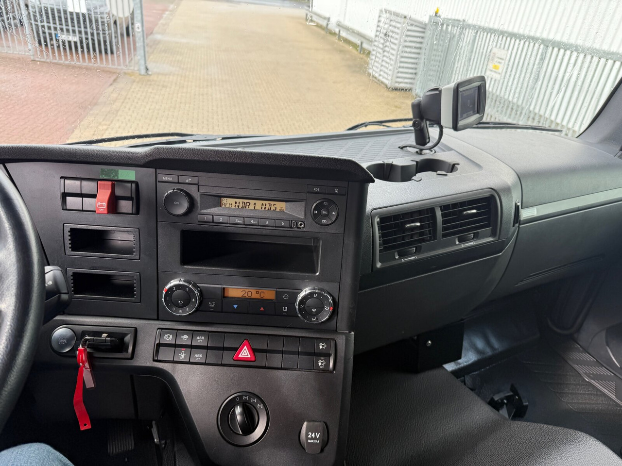 Mercedes-Benz Arocs 1827 A 4x4 Arocs 1827 A 4x4, Ex-! - Camion plateau: photos 3 Mercedes-Benz Arocs 1827 A 4x4 Arocs 1827 A 4x4, Ex-! - Camion plateau: photos 3