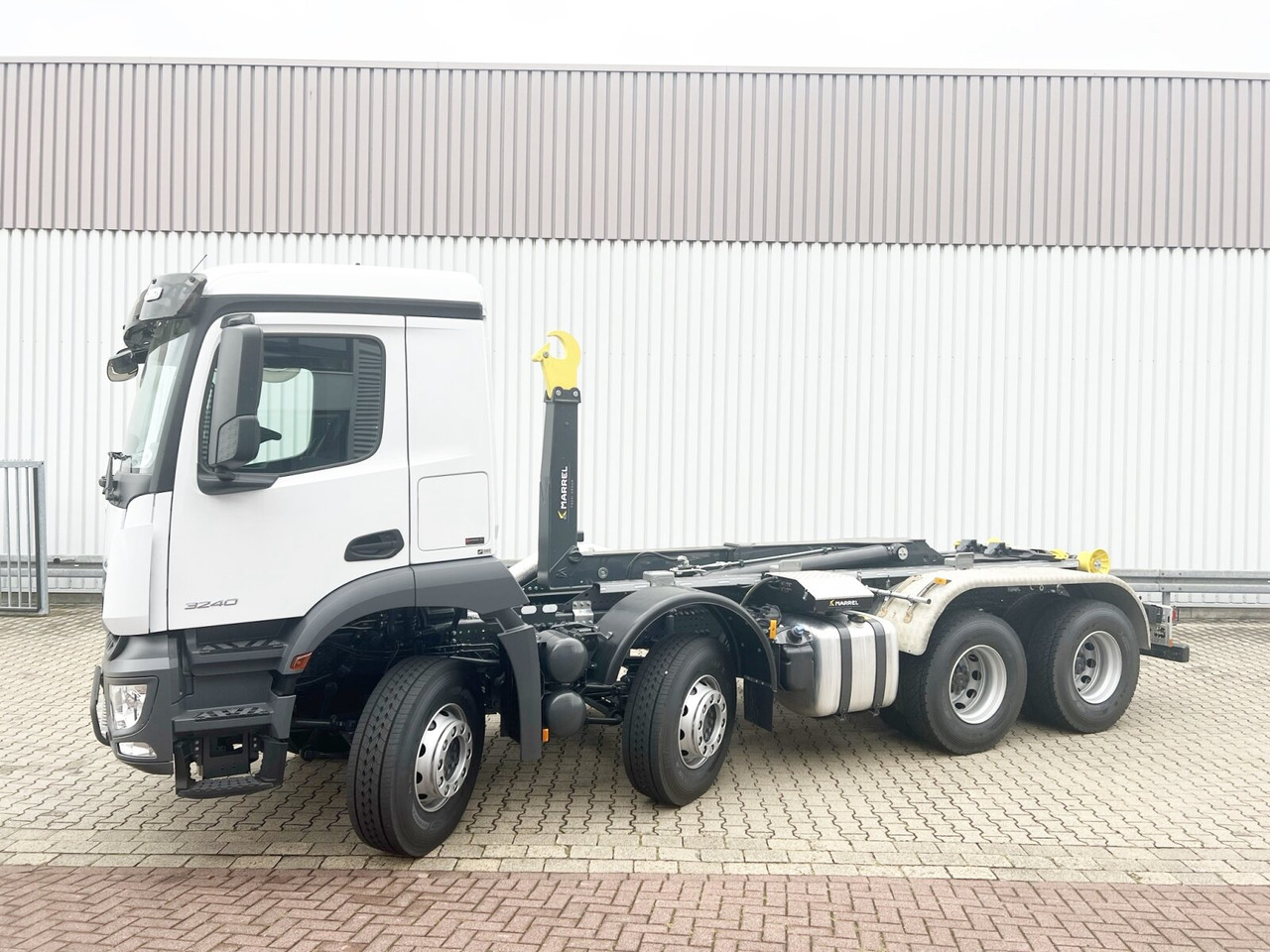 Mercedes-Benz Arocs 3240 8x4 Arocs 3240 8x4/42 - Camion ampliroll: photos 1 Mercedes-Benz Arocs 3240 8x4 Arocs 3240 8x4/42 - Camion ampliroll: photos 1