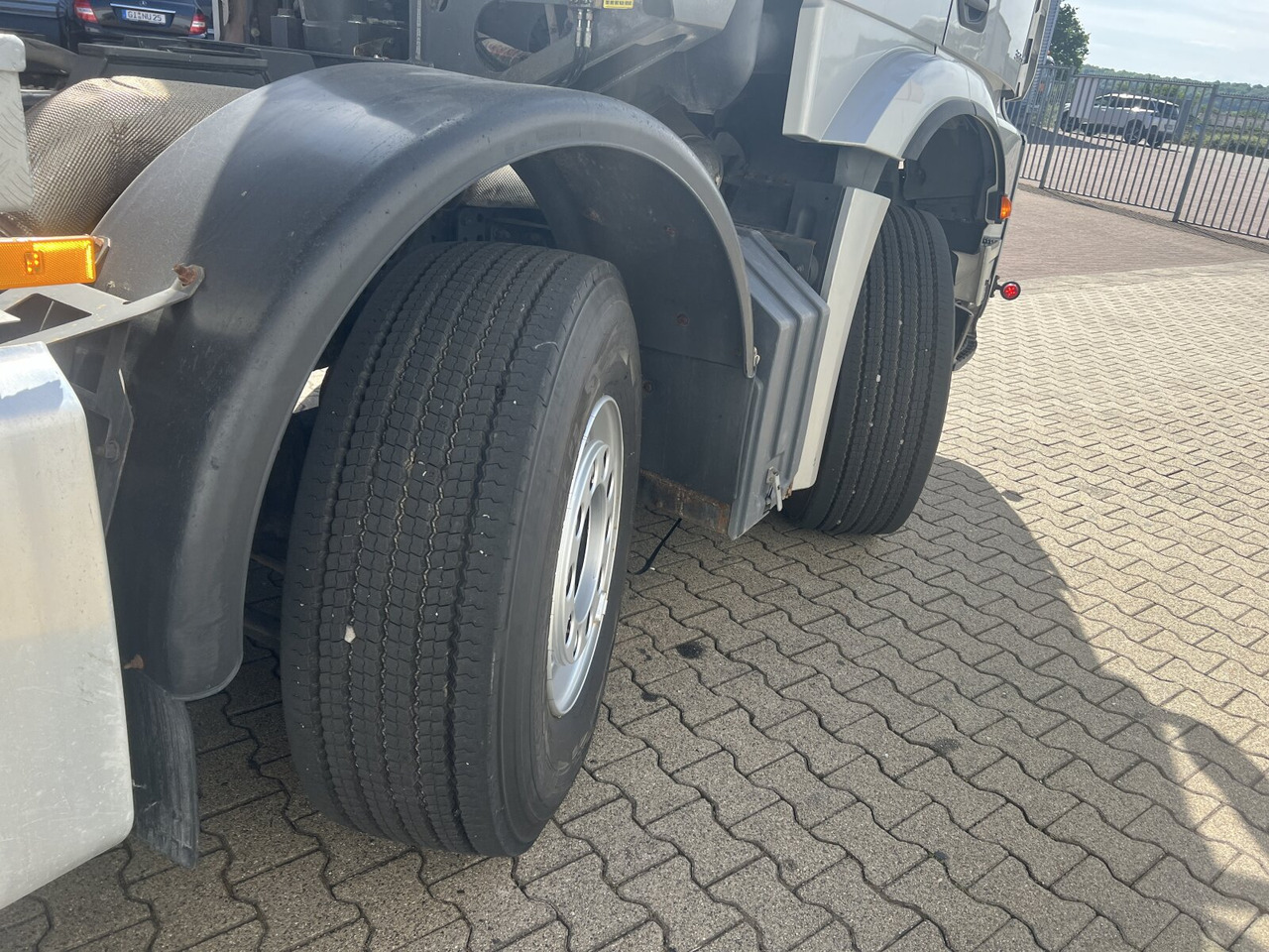 Mercedes-Benz Arocs 3251 LK 8x4/4 Arocs 3251 LK 8x4/4, Retarder, Stahlmulde ca. 15m³, hydr. Heckklappe - Tombereau: photos 3 Mercedes-Benz Arocs 3251 LK 8x4/4 Arocs 3251 LK 8x4/4, Retarder, Stahlmulde ca. 15m³, hydr. Heckklappe - Tombereau: photos 3