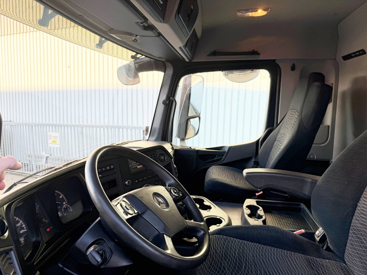 Mercedes-Benz Arocs 3351 AK 6x6 Arocs 3351 AK 6x6, Retarder, Grounder, Motorabtrieb, pneum. Heckklappenöffnung - Camion benne: photos 4 Mercedes-Benz Arocs 3351 AK 6x6 Arocs 3351 AK 6x6, Retarder, Grounder, Motorabtrieb, pneum. Heckklappenöffnung - Camion benne: photos 4