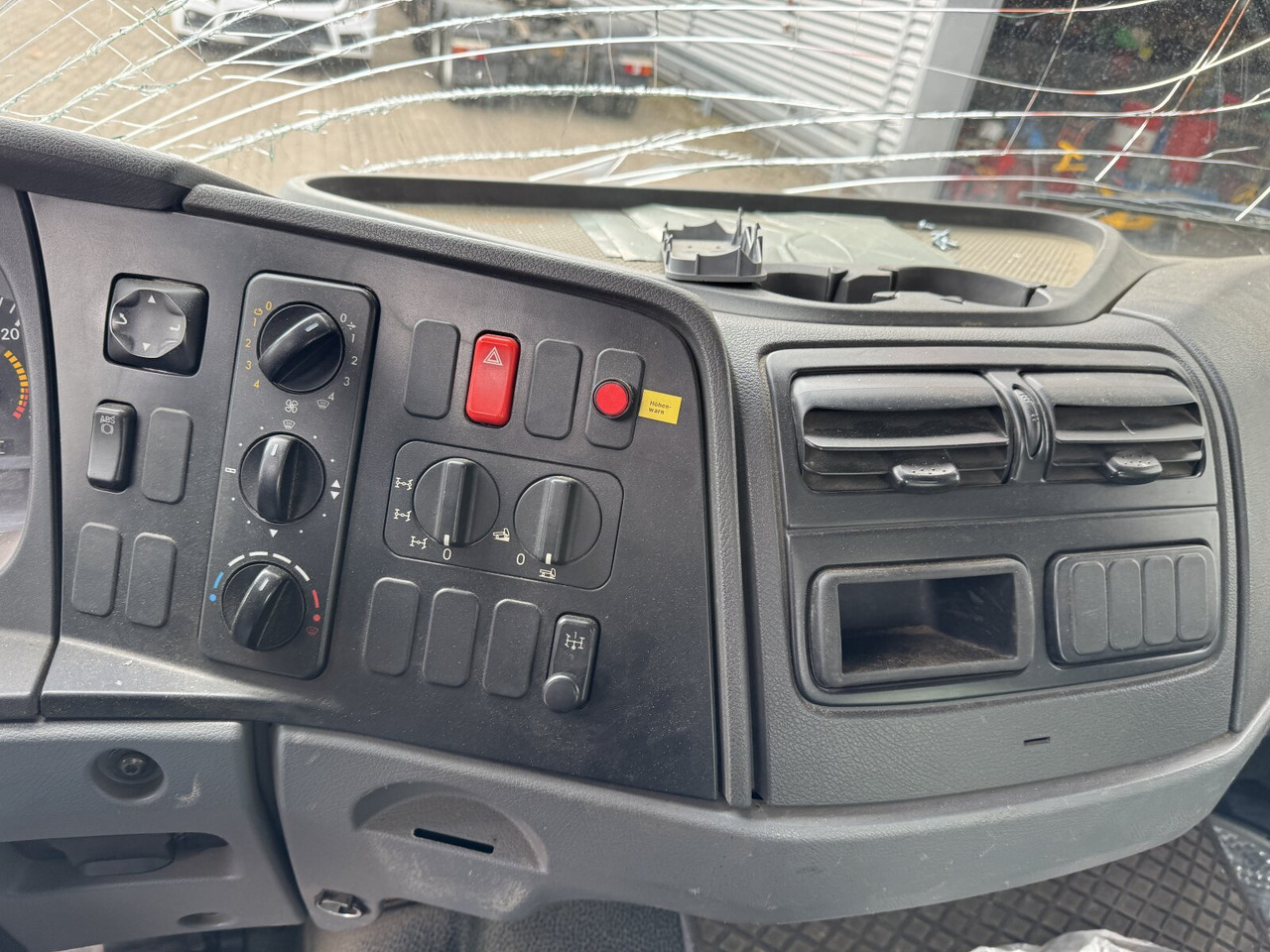 Mercedes-Benz Atego 1023 A 4x4 mit Unfallschaden! Atego 1023 A 4x4, Einzelbereifung, Heckkran Palfinger PK4501-B, Funk, UNFALLSCHADEN! - Châssis cabine, Camion grue: photos 4 Mercedes-Benz Atego 1023 A 4x4 mit Unfallschaden! Atego 1023 A 4x4, Einzelbereifung, Heckkran Palfinger PK4501-B, Funk, UNFALLSCHADEN! - Châssis cabine, Camion grue: photos 4