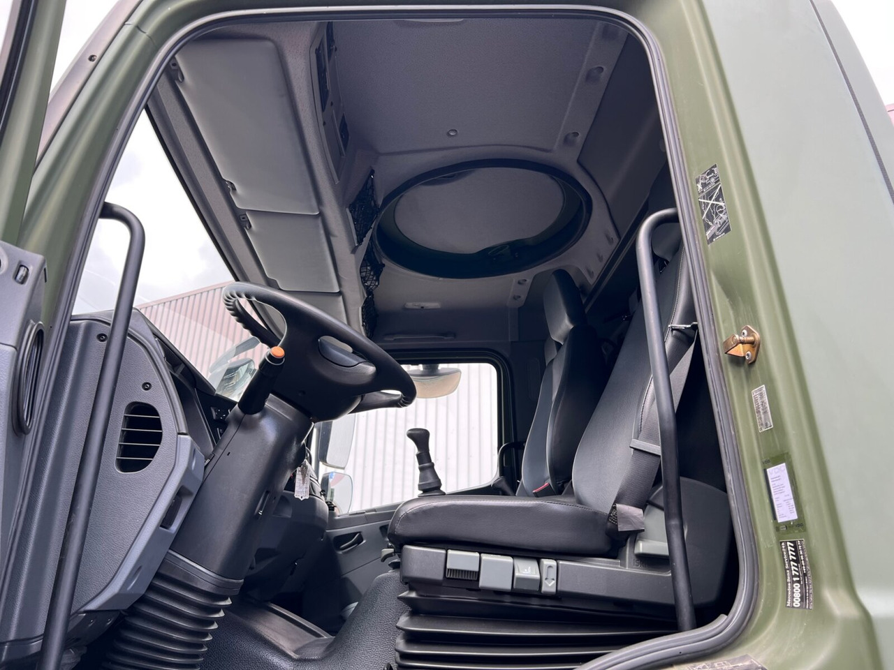 Photo d'intérieur 1: Camion plateau Mercedes-Benz Axor 1829 A 4x4 Axor 1829 A 4x4