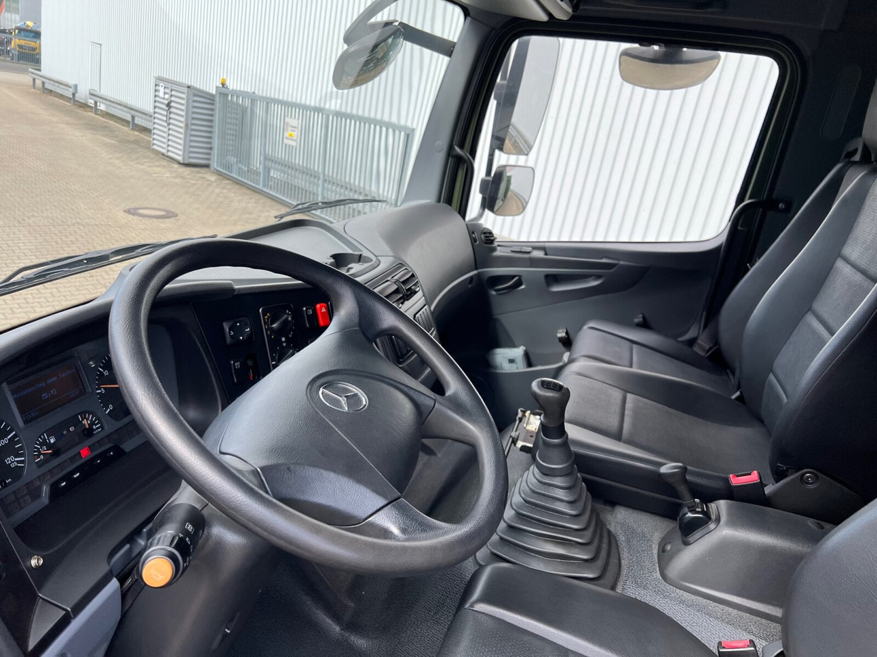 Photo d'intérieur 2: Camion plateau Mercedes-Benz Axor 1829 A 4x4 Axor 1829 A 4x4