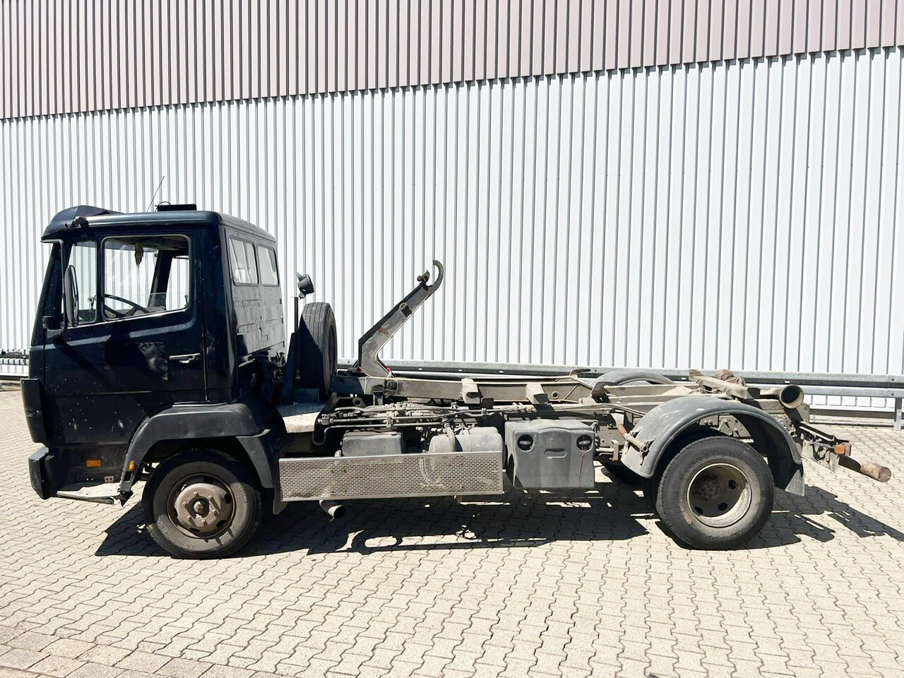Mercedes-Benz LK 817 4x2 LK 817 4x2/37, City-Abroller, 6-Zylinder Motor - Camion ampliroll: photos 1 Mercedes-Benz LK 817 4x2 LK 817 4x2/37, City-Abroller, 6-Zylinder Motor - Camion ampliroll: photos 1