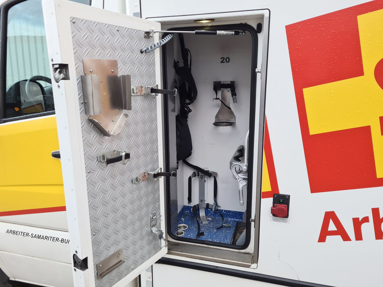 Mercedes-Benz Sprinter 516 CDI 4x2 Sprinter 516 CDI 4x2, Rettungswagen - Fourgon utilitaire: photos 4 Mercedes-Benz Sprinter 516 CDI 4x2 Sprinter 516 CDI 4x2, Rettungswagen - Fourgon utilitaire: photos 4