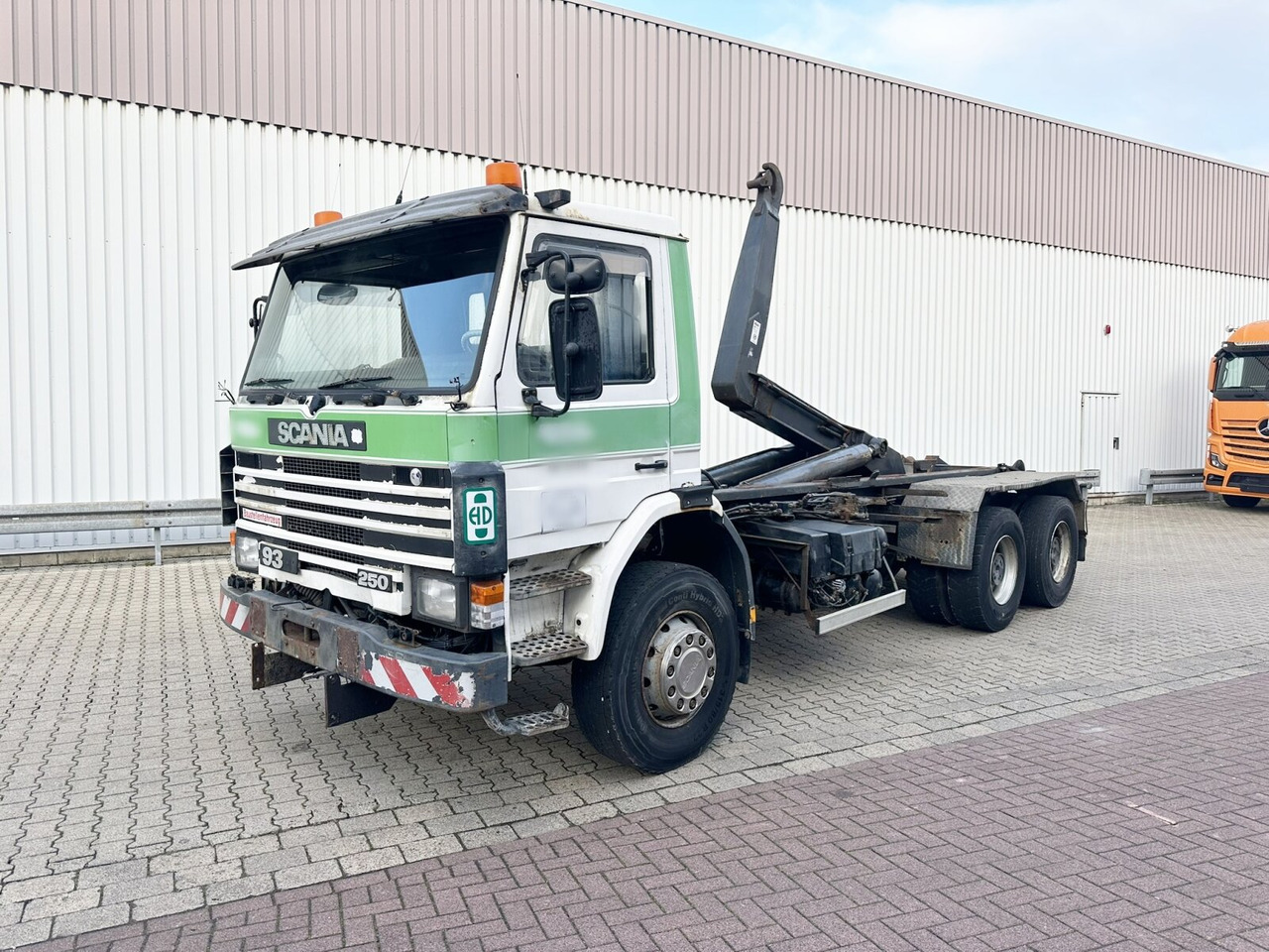 Scania P93 HK 250 6x4L P93 HK 250 6x4L, Abrollkipper - Camion ampliroll: photos 1 Scania P93 HK 250 6x4L P93 HK 250 6x4L, Abrollkipper - Camion ampliroll: photos 1