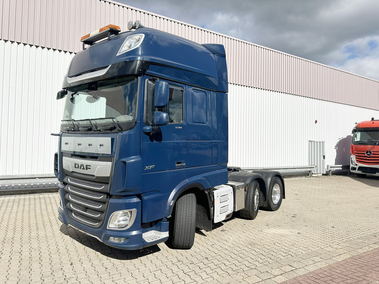 DAF XF 530 FT 6x2 XF 530 FT 6x2, Intarder, Navi, Spacecab, Vorlauflenk/lift, zGG 68t - Tracteur routier: photos 1 DAF XF 530 FT 6x2 XF 530 FT 6x2, Intarder, Navi, Spacecab, Vorlauflenk/lift, zGG 68t - Tracteur routier: photos 1