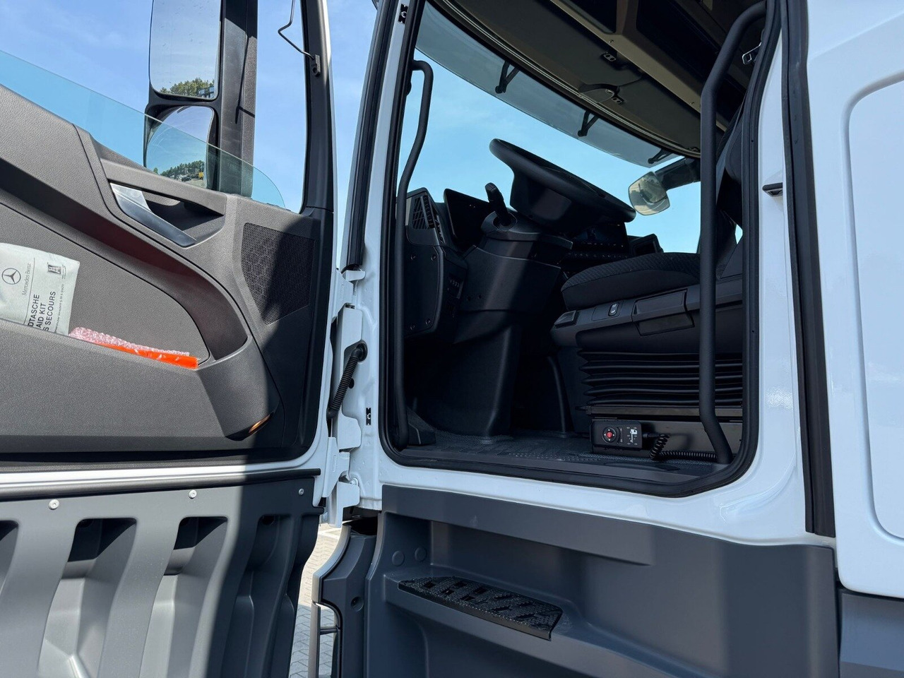 Mercedes-Benz Actros 1845 LSnRL 4x2 Actros 1845 LSnRL 4x2, Retarder, Volumer, MultimediaCockpit, Navi - Tracteur routier: photos 4 Mercedes-Benz Actros 1845 LSnRL 4x2 Actros 1845 LSnRL 4x2, Retarder, Volumer, MultimediaCockpit, Navi - Tracteur routier: photos 4