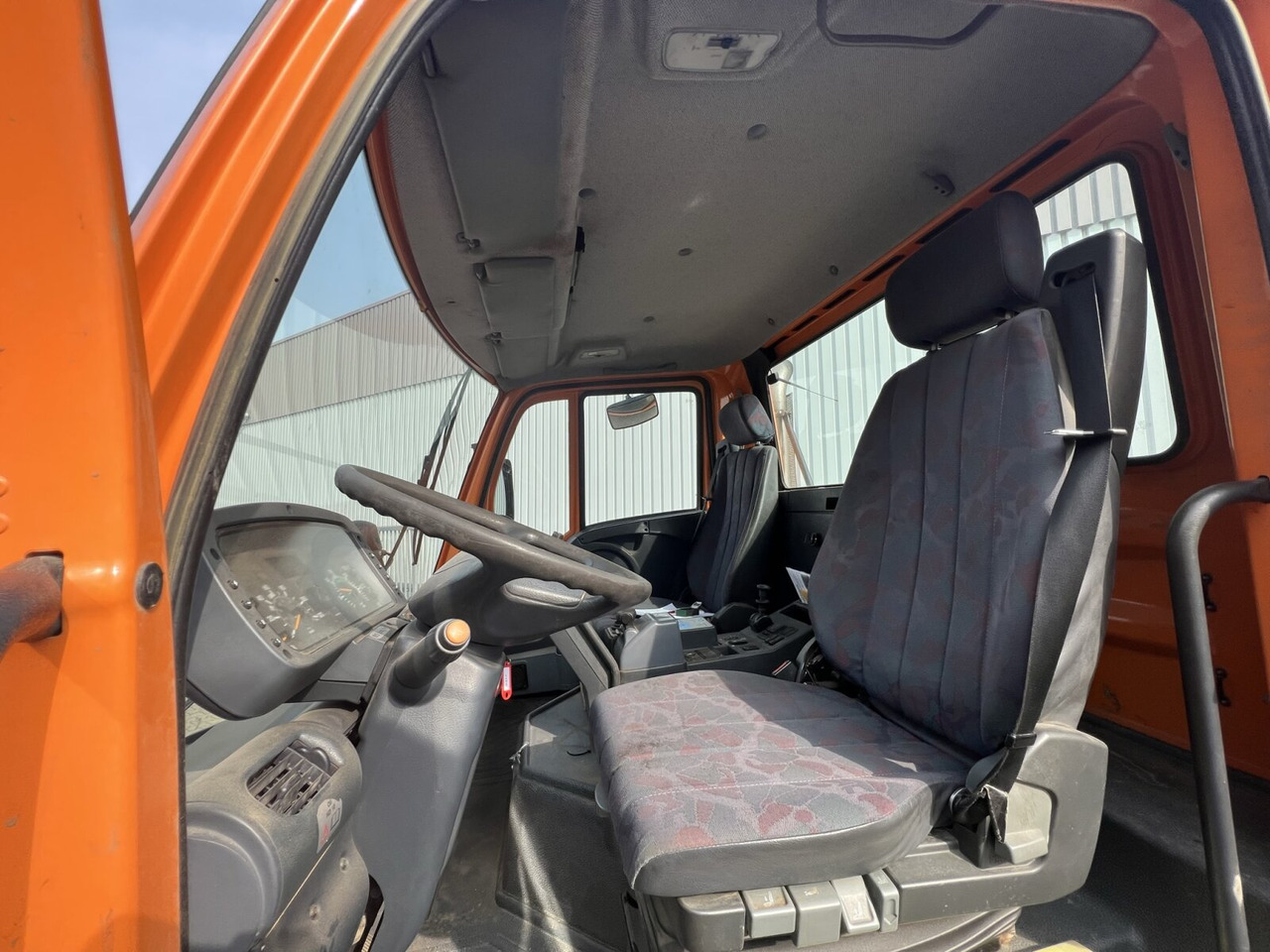 Photo d'intérieur 2: Unimog U 300 4x4 U 300 4x4, Kipper, Kommunalhydraulik, VarioPilot, Zapfwelle en crédit-bail Unimog U 300 4x4 U 300 4x4, Kipper, Kommunalhydraulik, VarioPilot, Zapfwelle